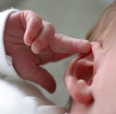 What should I do if my children have an earache? Urgent actions of the mother