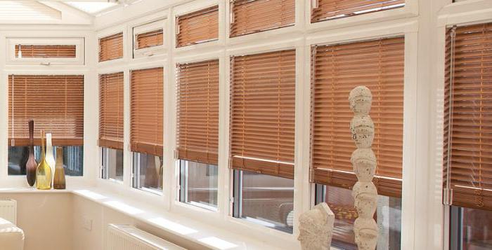 Horizontal wooden blinds. Advantages and advantages