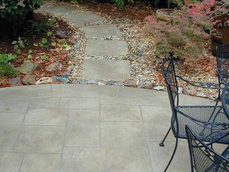 Landscaping: laying paving slabs on a concrete foundation