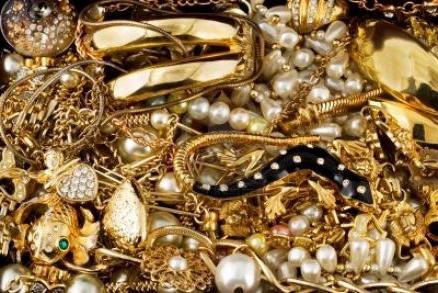 How do you determine what gold jewelry looks like?