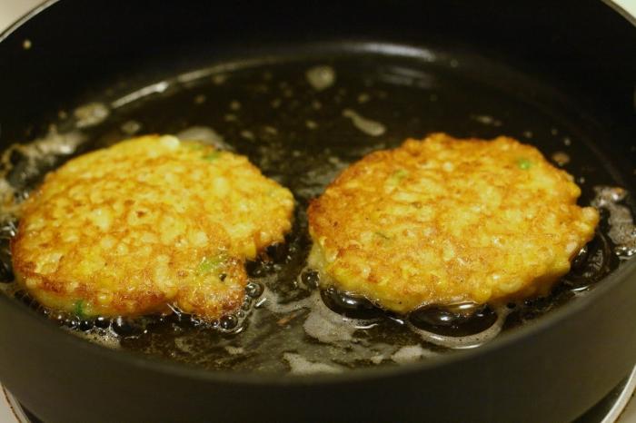 Chicken fritters with yogurt and cheese