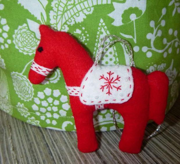 Learning to make a horse. Crafting from felt and paper